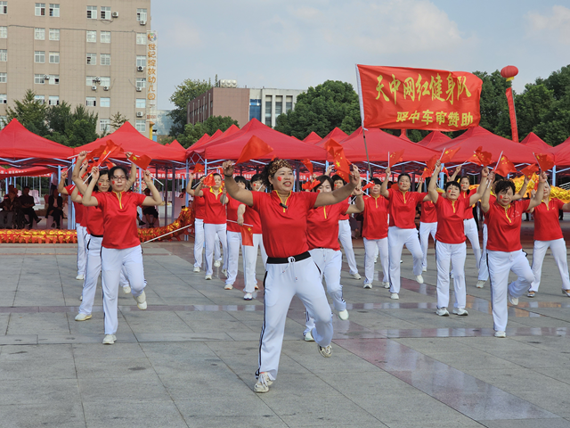 驻马店：歌声传递祝福 舞蹈喜迎国庆