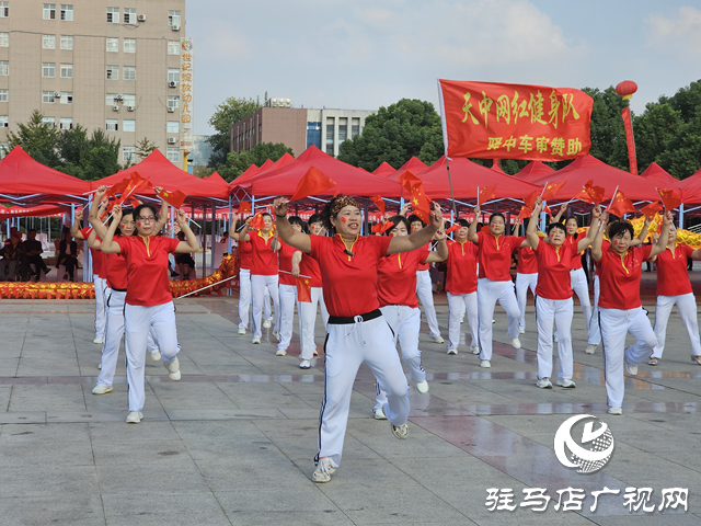 驻马店：歌声传递祝福 舞蹈喜迎国庆