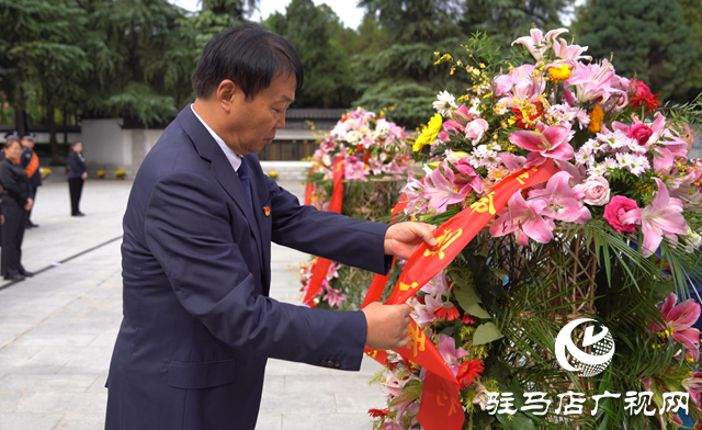 平舆县举行烈士纪念日向烈士敬献花篮仪式