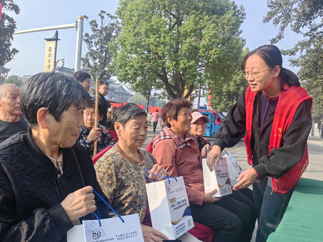 驿城区香山街道：孝心馒头大派送 重阳节温暖老人心