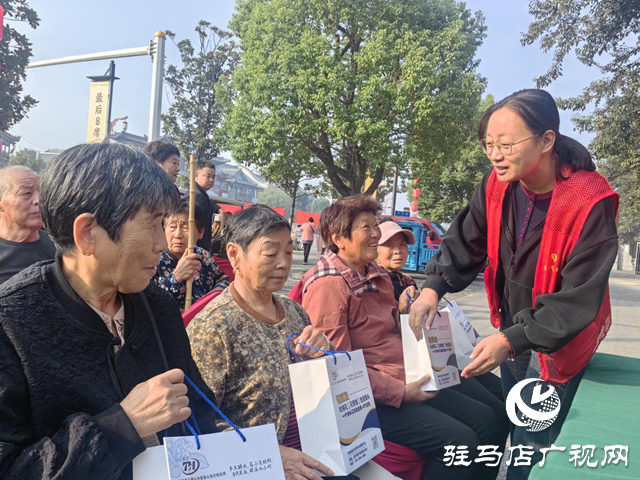 驿城区香山街道：孝心馒头大派送 重阳节温暖老人心