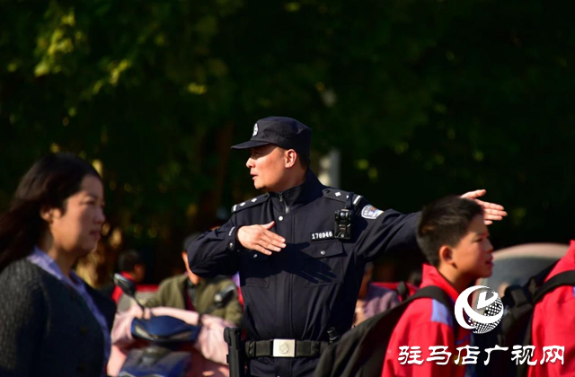 平舆县公安局：风雨无阻“护学岗”学校致谢赠锦旗