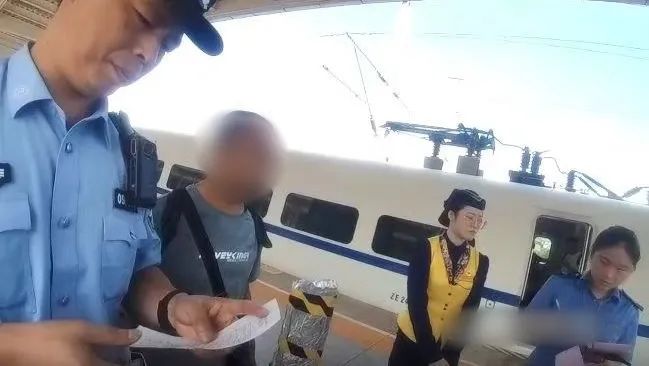 从243公里降至105公里！旅客这个行为致列车降速运行3分钟，警方：拘留！