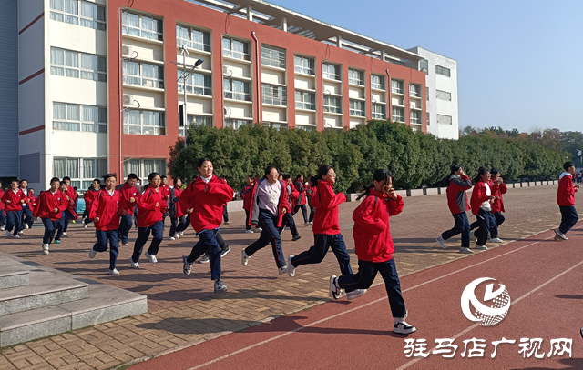 驻马店市实验中学举行消防应急疏散演练