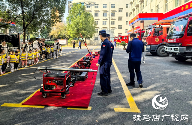 萌娃走进消防队 感受消防“零距离”