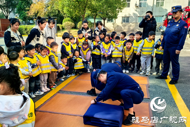 萌娃走进消防队 感受消防“零距离”