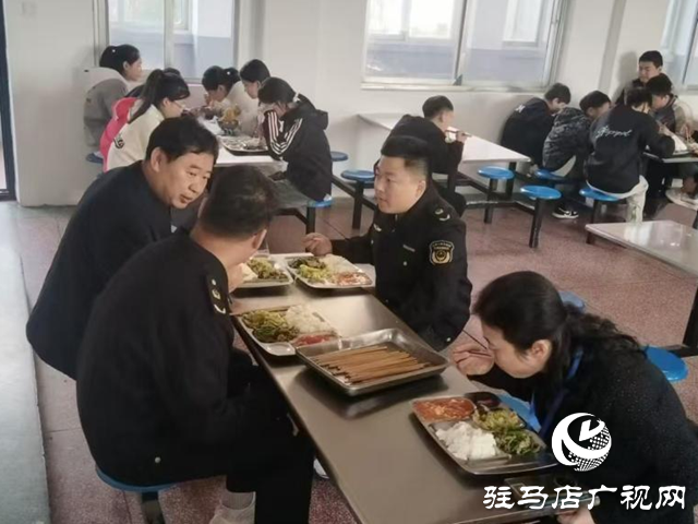 驻马店高新区：“陪餐式”监管护航校园食品安全