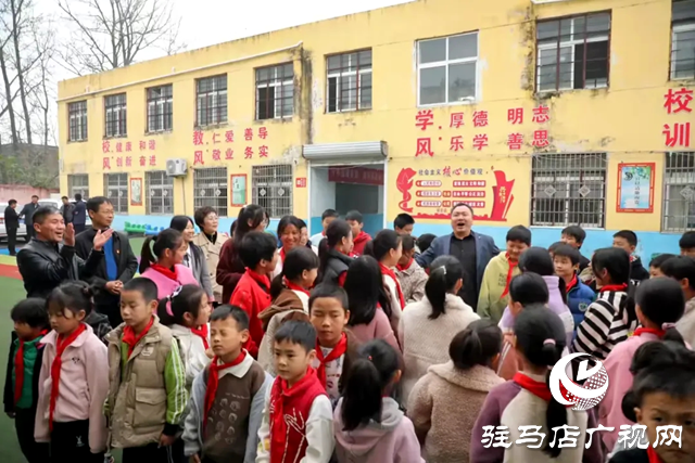 黄淮学院走进平舆县孟杨小学开展“擎起一盏灯  点亮童心梦”主题党日活动