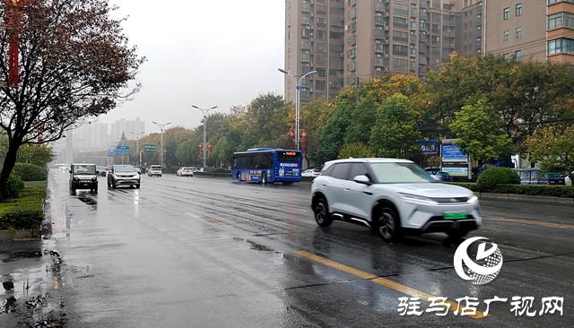 驻马店市中心城区迎来雨雾天气