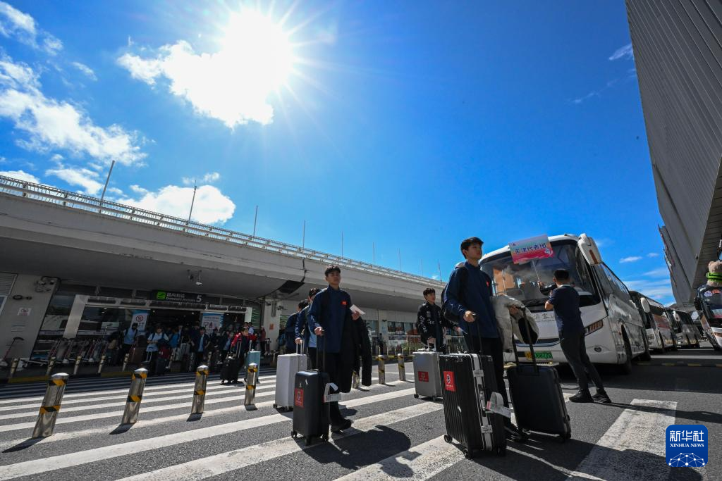 第十二届全国少数民族传统体育运动会地方代表团抵达海南三亚