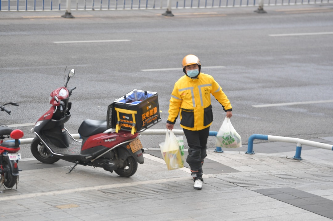 未签劳动合同，外卖员送餐中摔伤谁赔偿？