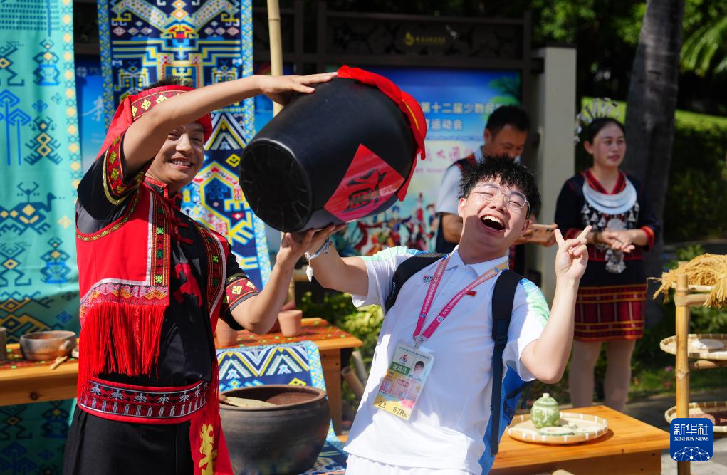 第十二届全国少数民族传统体育运动会民族大联欢活动在三亚举行