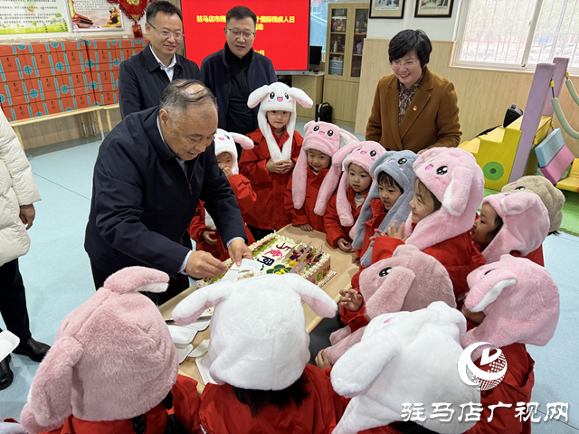 张银良到驻马店市残联博爱幼儿园看望慰问特殊儿童