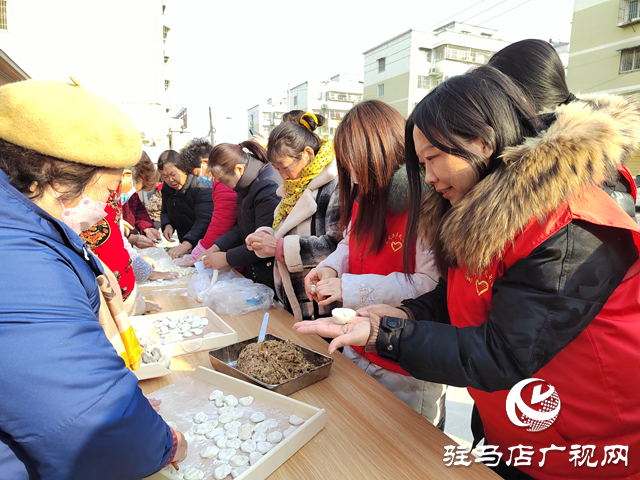 驿城区东风街道综合养老服务中心：冬至包饺子 温暖老人心