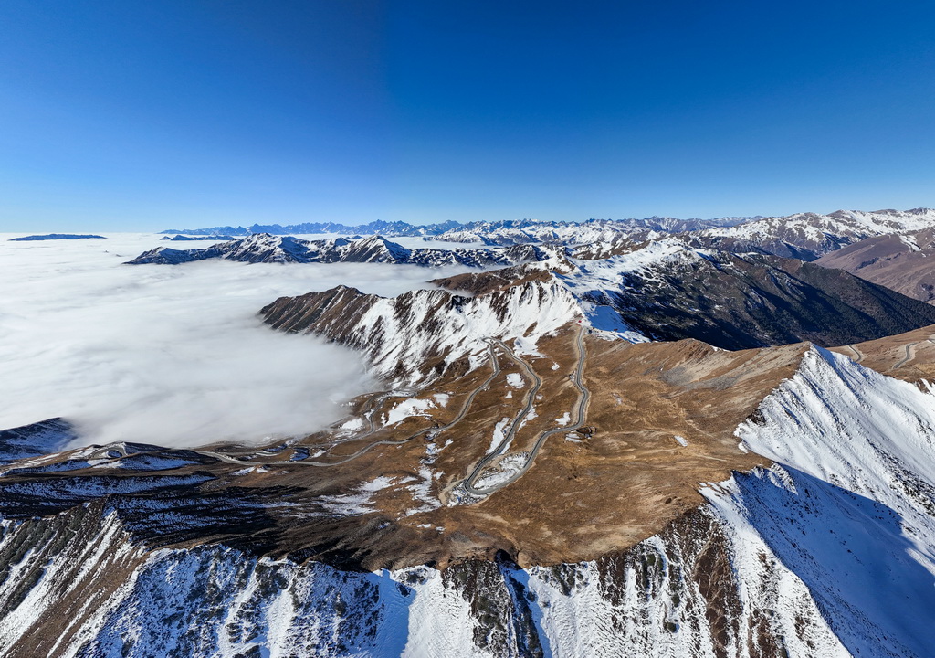 夹金山：冬日云海漫山间