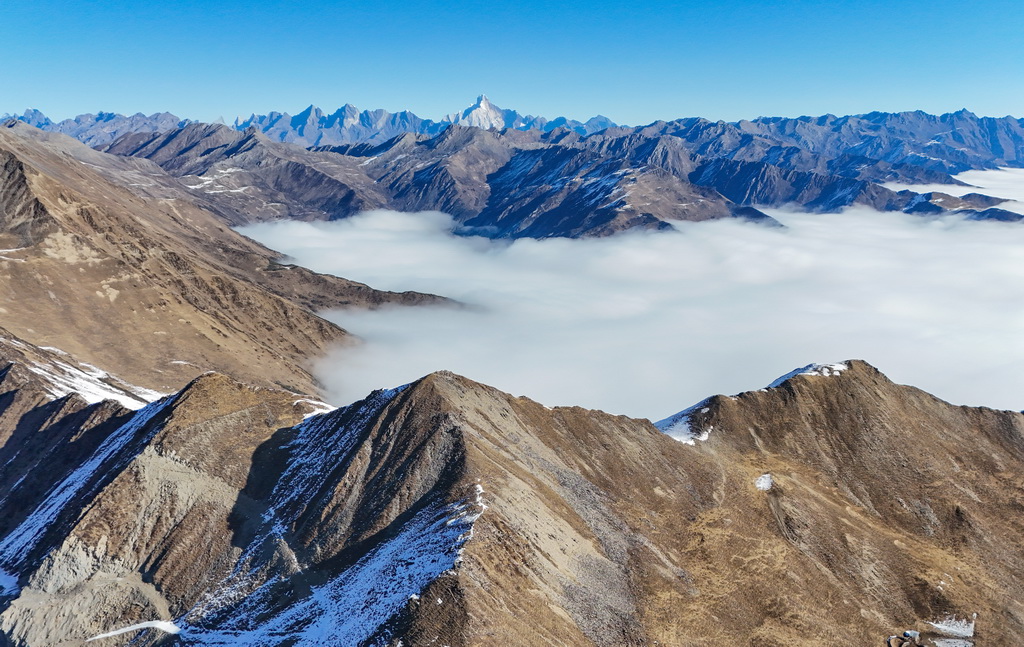 夹金山：冬日云海漫山间