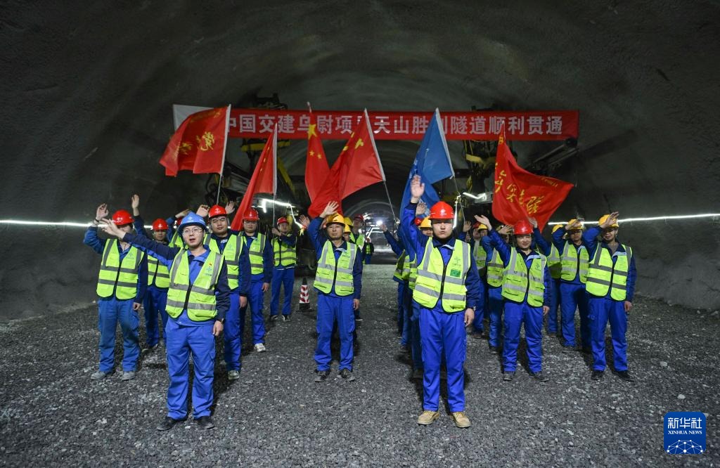 世界最长高速公路隧道——天山胜利隧道全线贯通