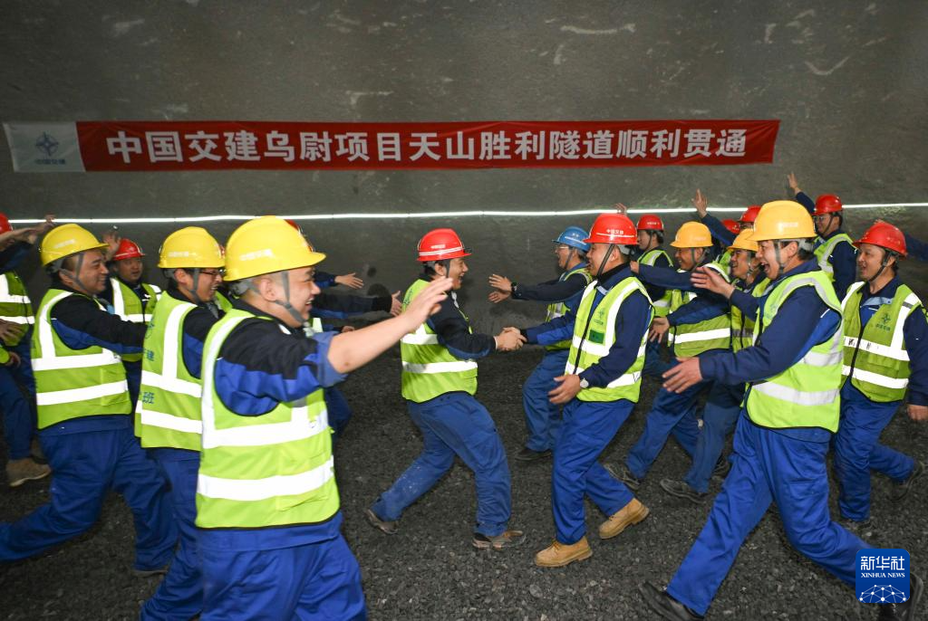 世界最长高速公路隧道——天山胜利隧道全线贯通