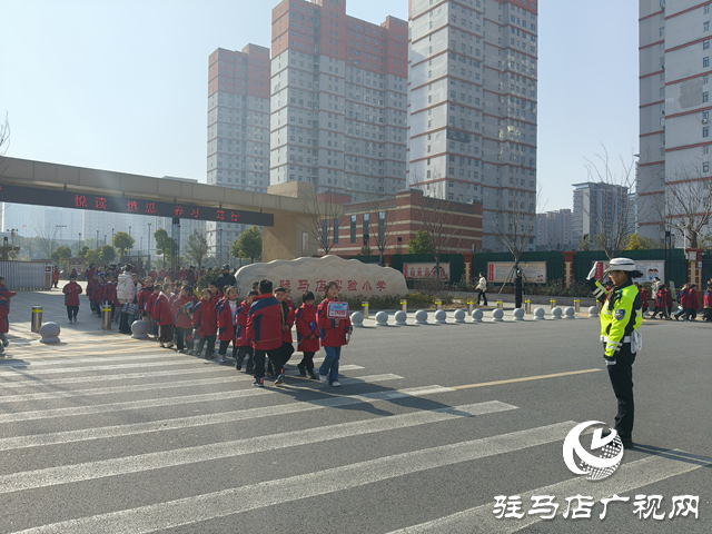 新年伊始 驻马店交警坚守岗位保畅通