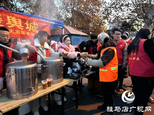 平舆县：腊八节情暖环卫工 爱心传递城市温度