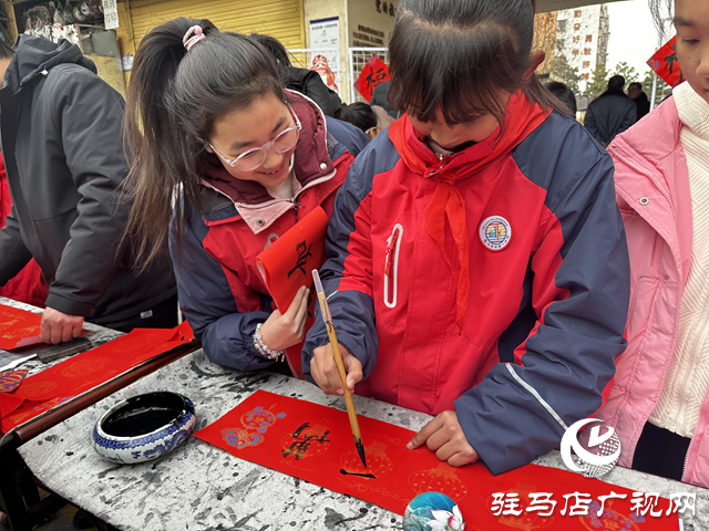 驻马店市第一小学：师生携手书春韵 义写春联贺新年