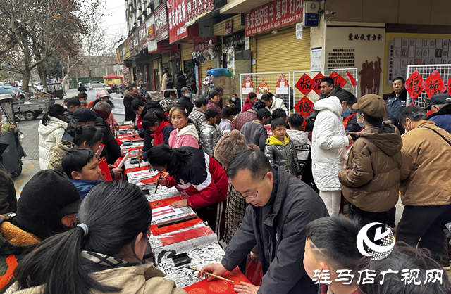 驻马店市第一小学：师生携手书春韵 义写春联贺新年