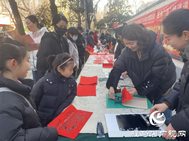 驿城区西园街道办事处开展“书香传文明 迎春纳新福”义写春联活动