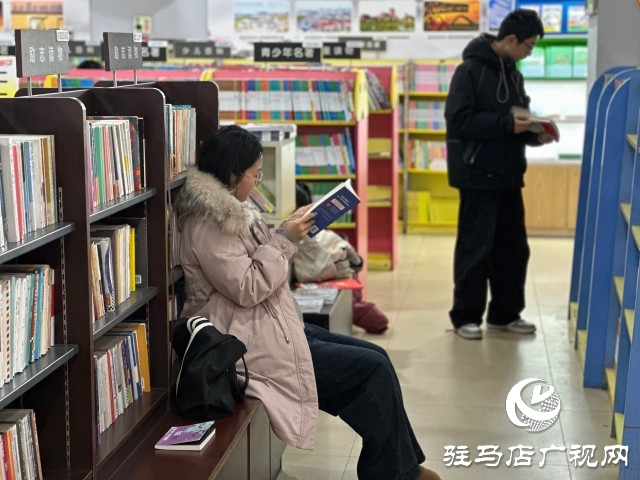 驻马店：大人忙年货  孩子读书热