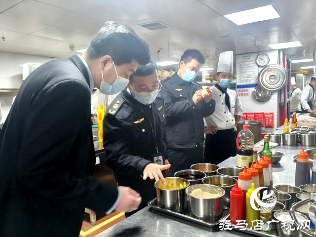 驻马店市市场监管局开发区分局突击检查承办“年夜饭”餐饮单位