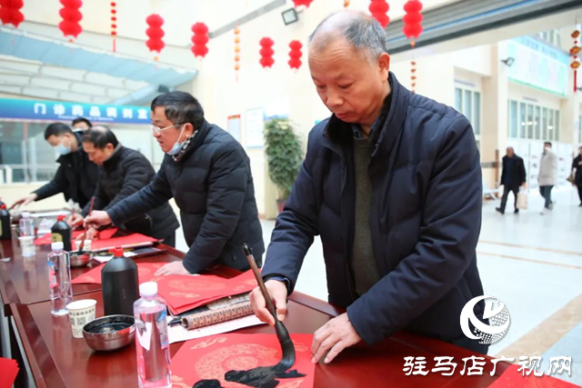 驻马店市第一人民医院开展“迎新春 写对联 送祝福”活动