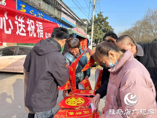 新蔡县弥陀寺乡开展“喜迎新年送春联 情暖民心送祝福”新年活动