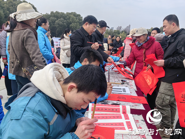 驻马店市第四中学开展写春联剪窗花送祝福活动