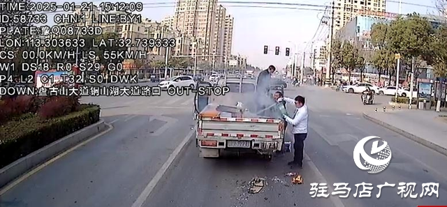 泌阳县：公交车长路遇货车货物自燃 挺身而出灭火显担当