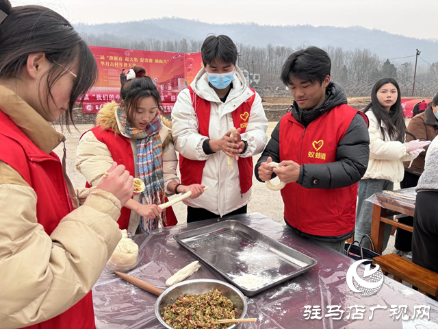 驿城区蚁蜂镇：幸福饺子宴 欢乐过小年