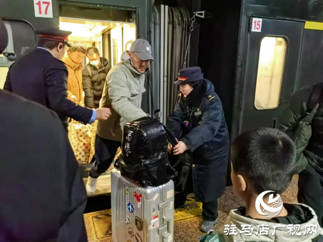 “春节我在岗”——铁路客运值班员张燕华