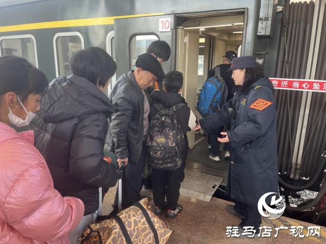 “春节我在岗”——铁路客运值班员张燕华