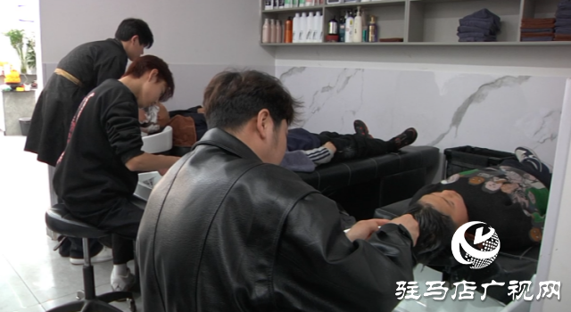 驻马店：二月二“龙抬头” 理发店扎堆剪发