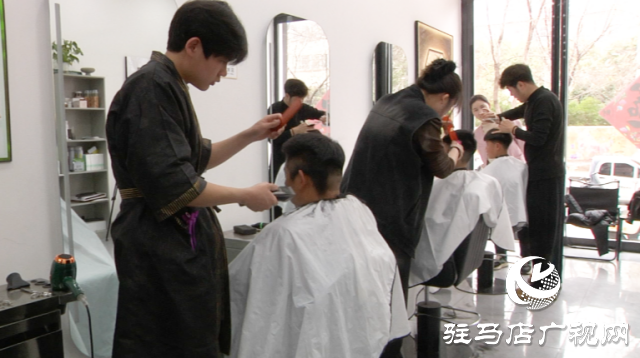 驻马店：二月二“龙抬头” 理发店扎堆剪发
