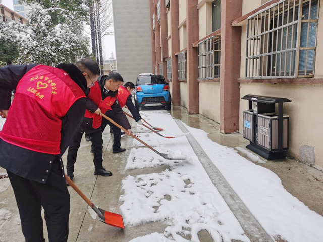 传承雷锋精神 清扫积雪送关怀