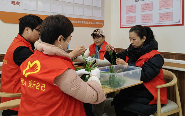 驻马店广播电视台第二党支部开展社区大食堂志愿服务活动