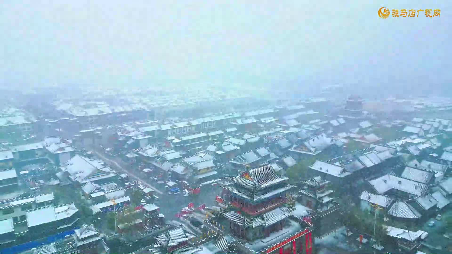 三月桃花雪“邂逅”皇家驿站 银装素裹绘就春日仙境