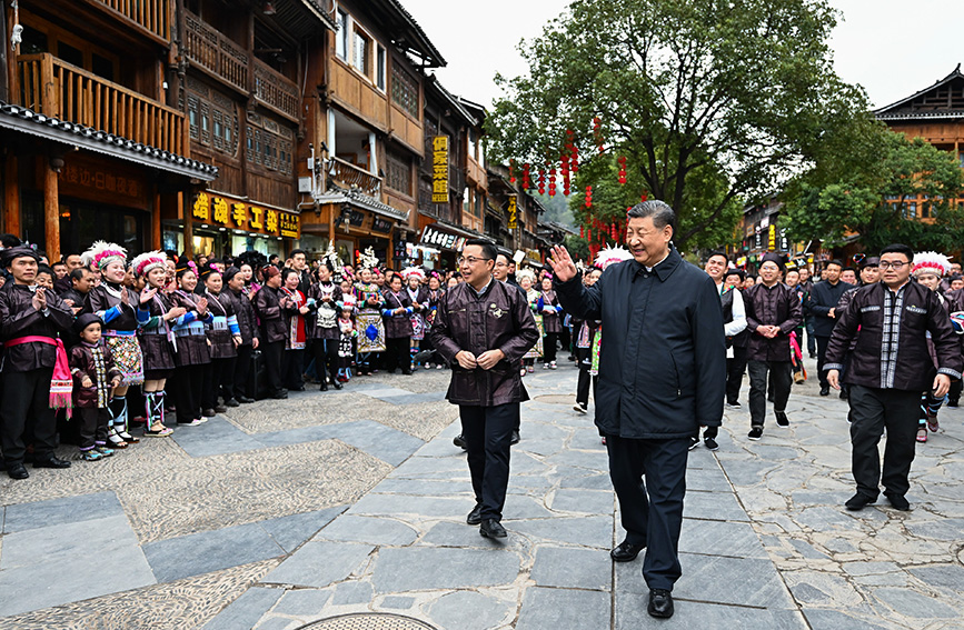 习近平在贵州黔东南州考察调研