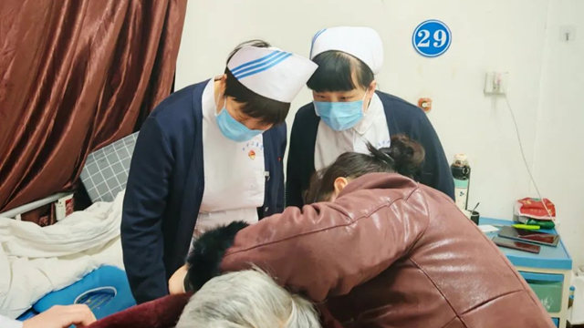 驻马店市中心医院深入医联体成员单位，现场护理会诊解难题
