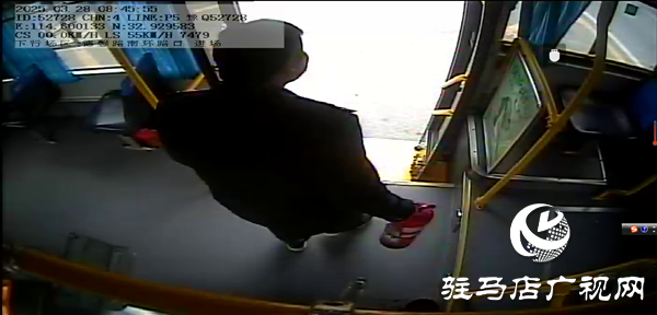 路遇货车起火，平舆两位公交驾驶员全力扑救