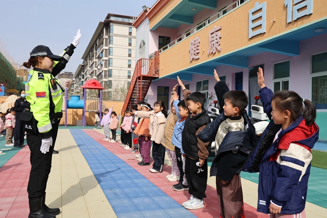 交警萌娃“童”行学安全！全国安全教育日护航幼儿成长