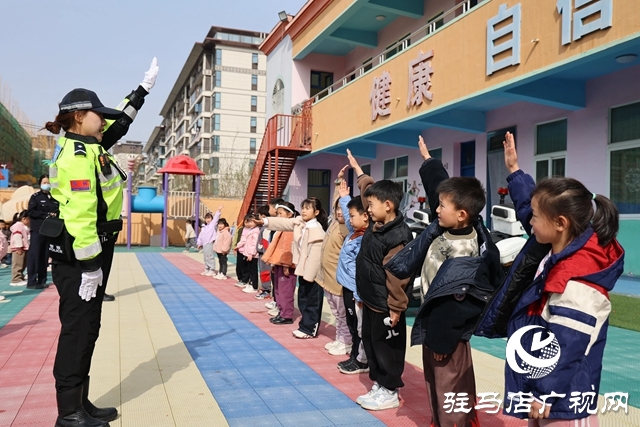 交警萌娃童行学安全！全国安全教育日护航幼儿成长