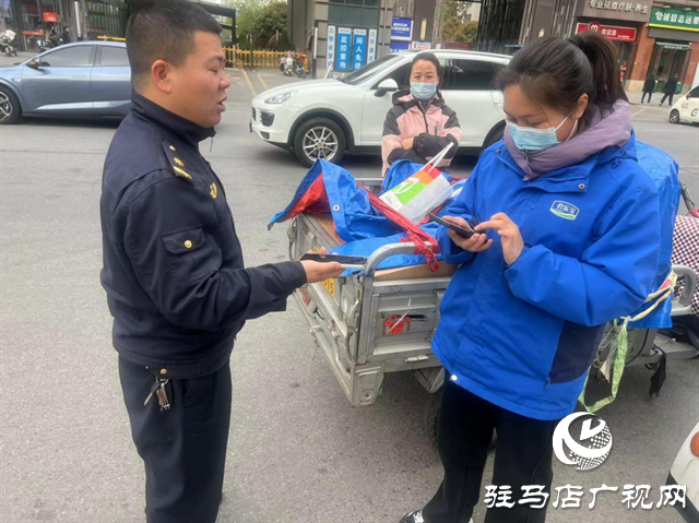 开发区城管局执法人员捡到手机归还失主