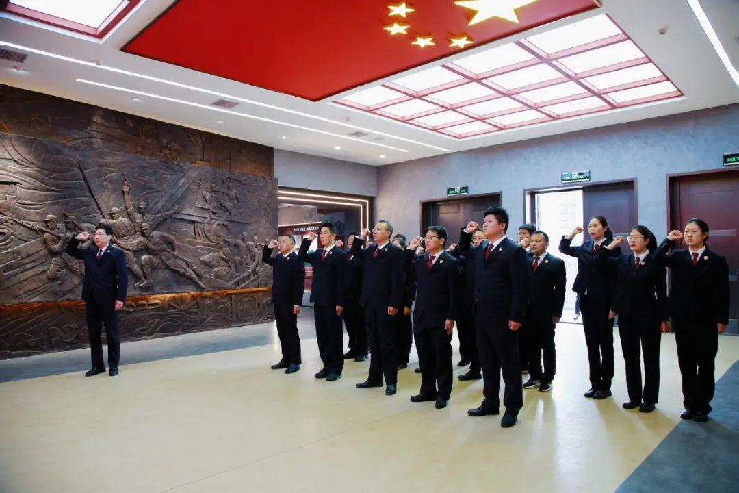 平舆县检察院联合河南省检察院驻村工作队开展清明祭英烈活动