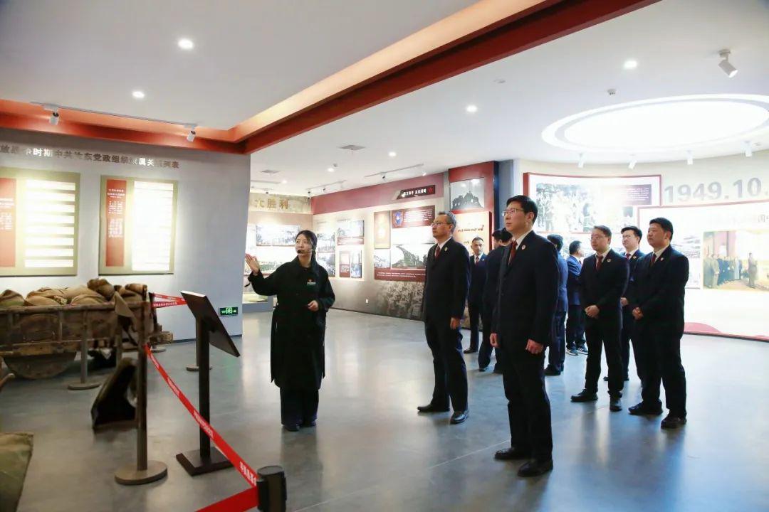 平舆县检察院联合河南省检察院驻村工作队开展清明祭英烈活动