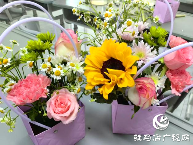 花香传递雷锋精神 巧手绽放青春风采